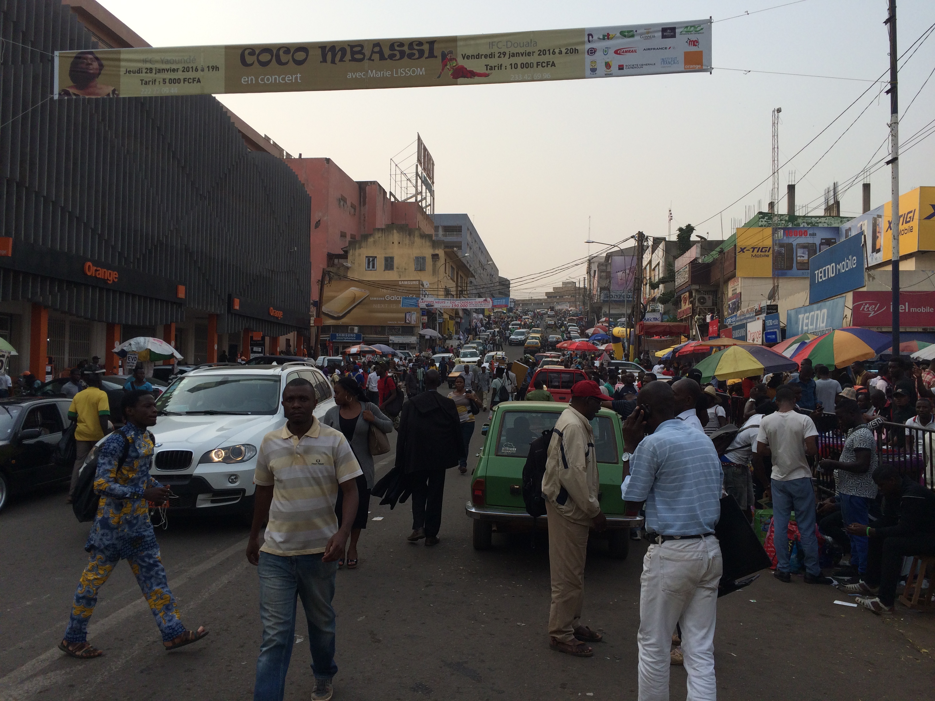 Rue longeant le marché central de Yaoundé avec une forte présence de piétons en conflit avec le trafic motorisé