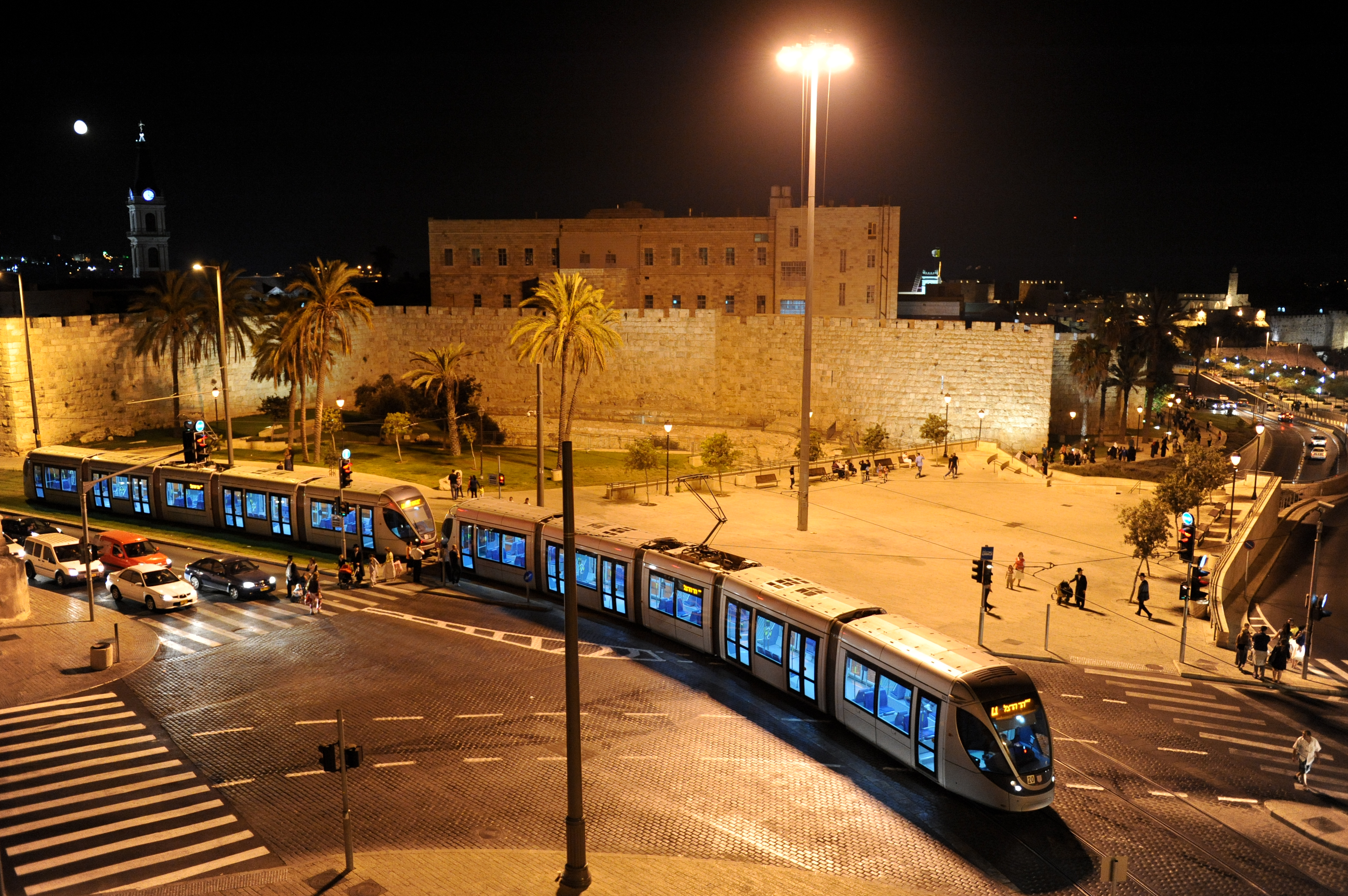 Tramway traversant la place Zahal, devant la vieille ville